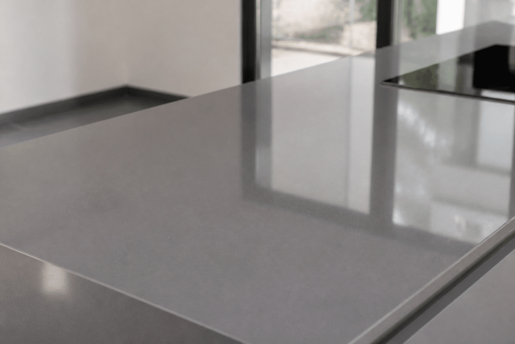 Surface lisse brillante avec teinte grise uniforme et moderne