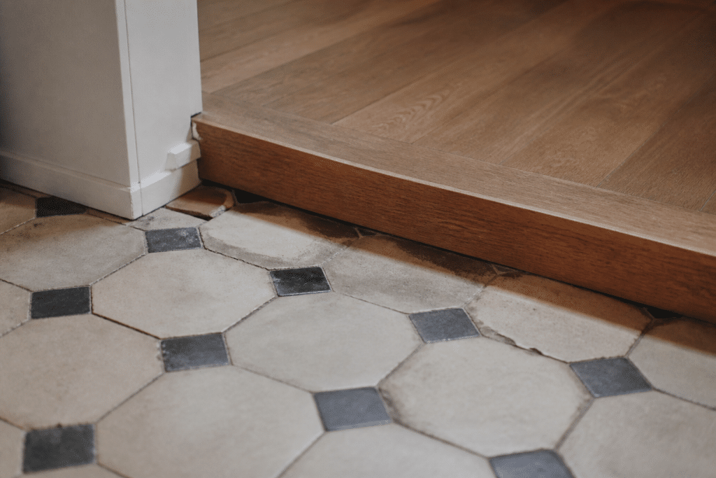 Transition entre carrelage ancien et parquet sureleve