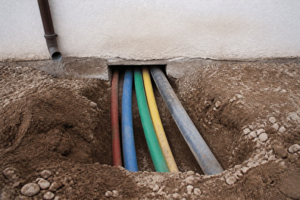 Tuyaux eau gaz electricite enterres maison exterieure