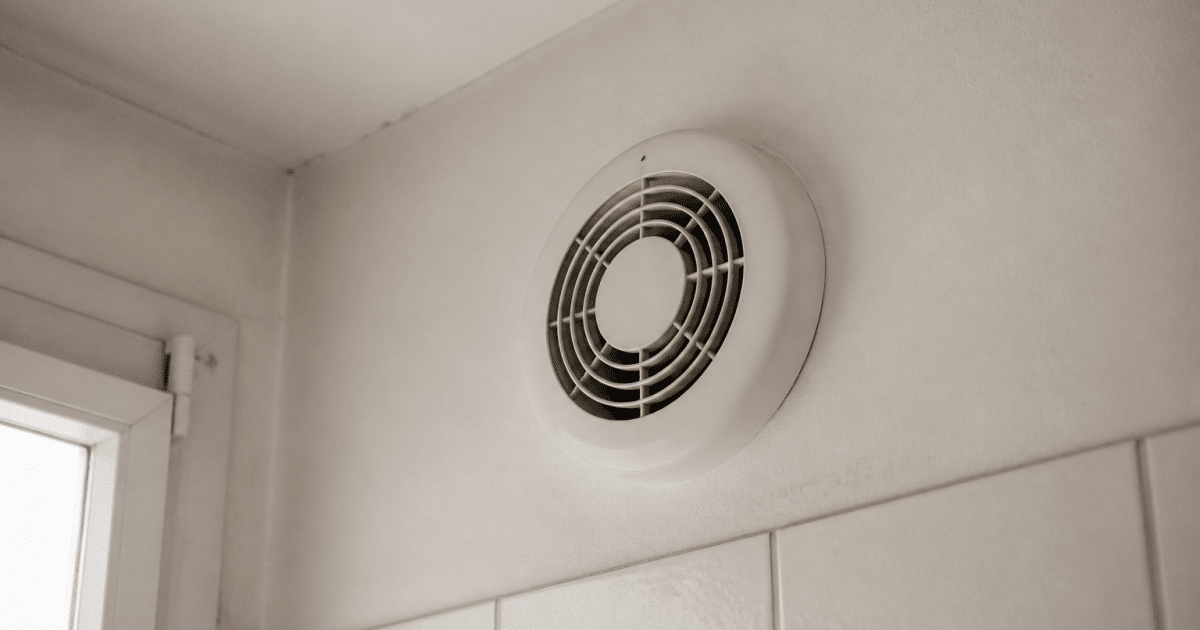 Petit ventilateur rond blanc fixe mur salle bain