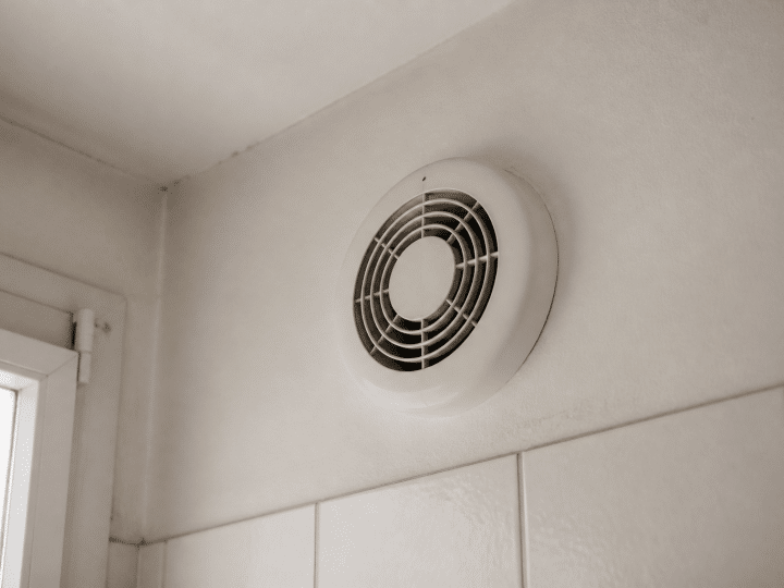 Petit ventilateur rond blanc fixe mur salle bain
