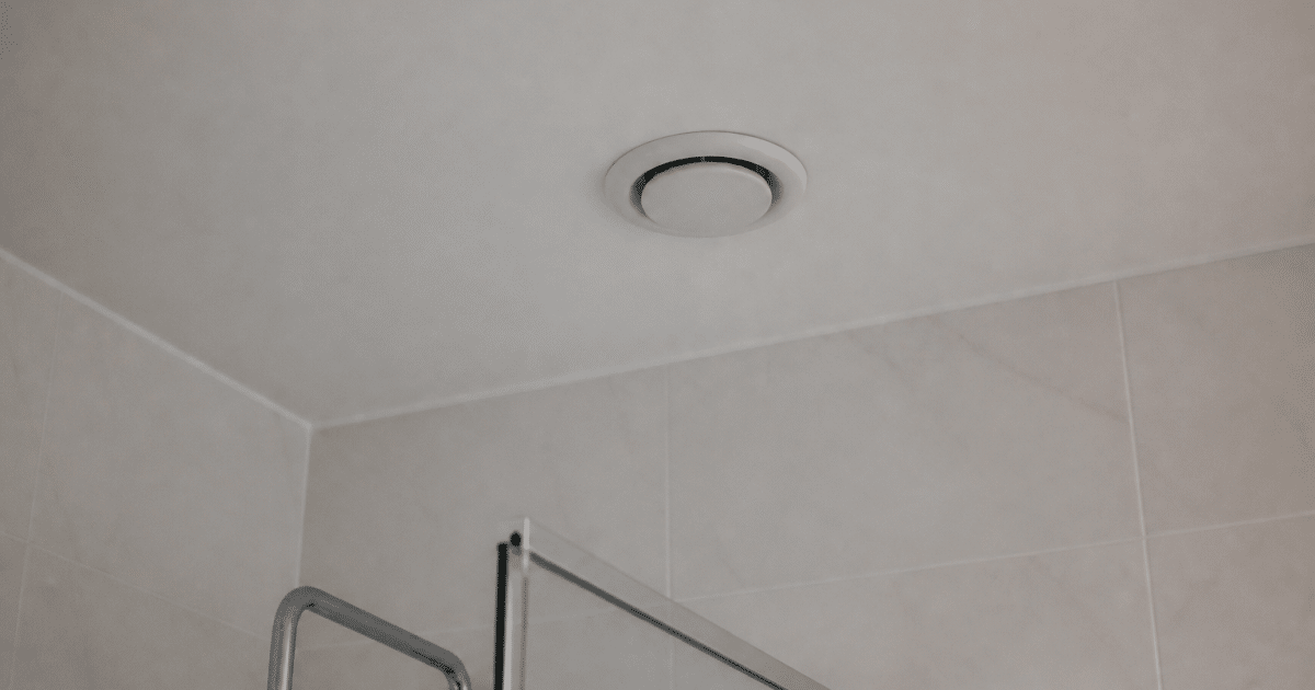Bouche VMC montee au plafond salle bain blanche