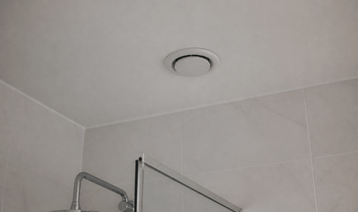 Bouche VMC montee au plafond salle bain blanche