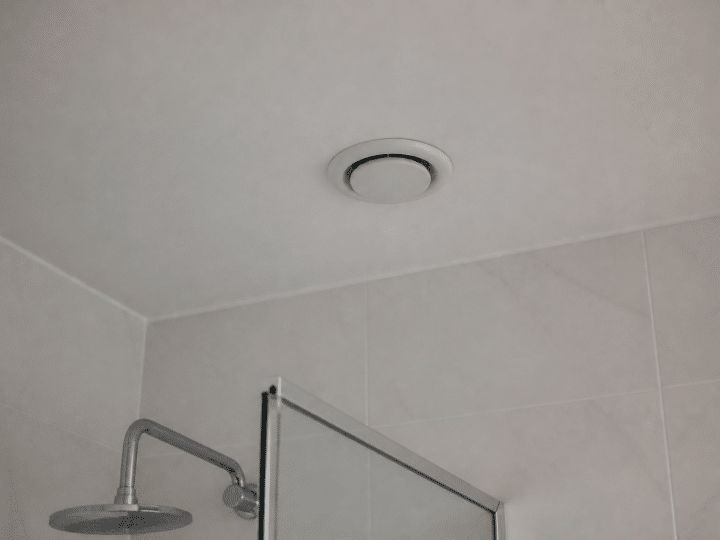 Bouche VMC montee au plafond salle bain blanche