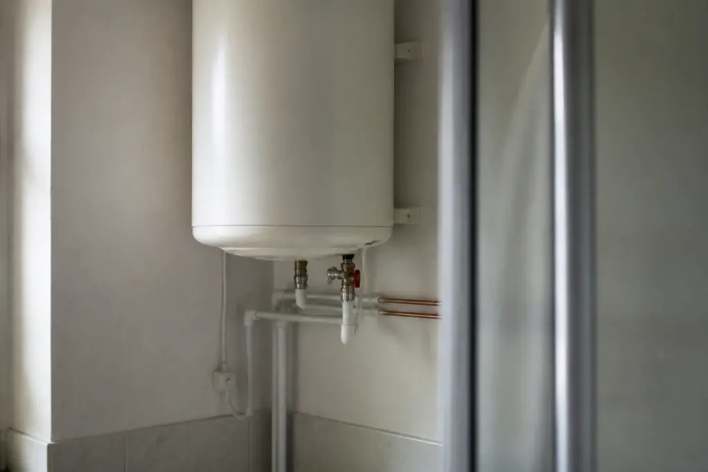 Ballon eau chaude fixe mur avec tuyaux