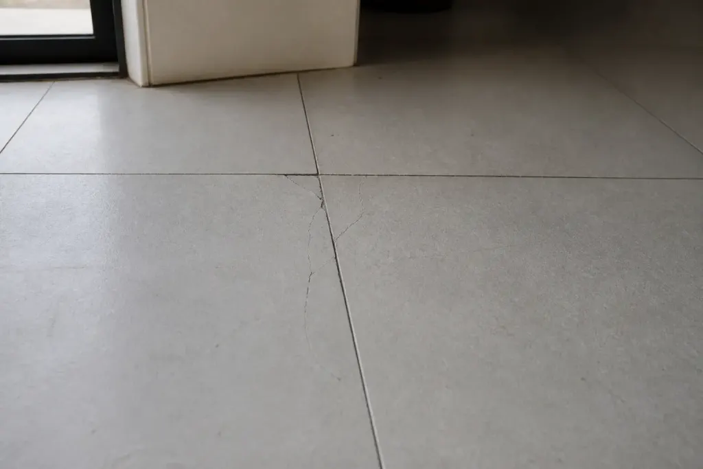 Carrelage fissures retrait chauffage sol premature
