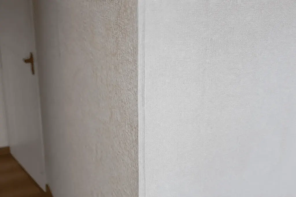 Papier peint applique sur angle droit vertical mur