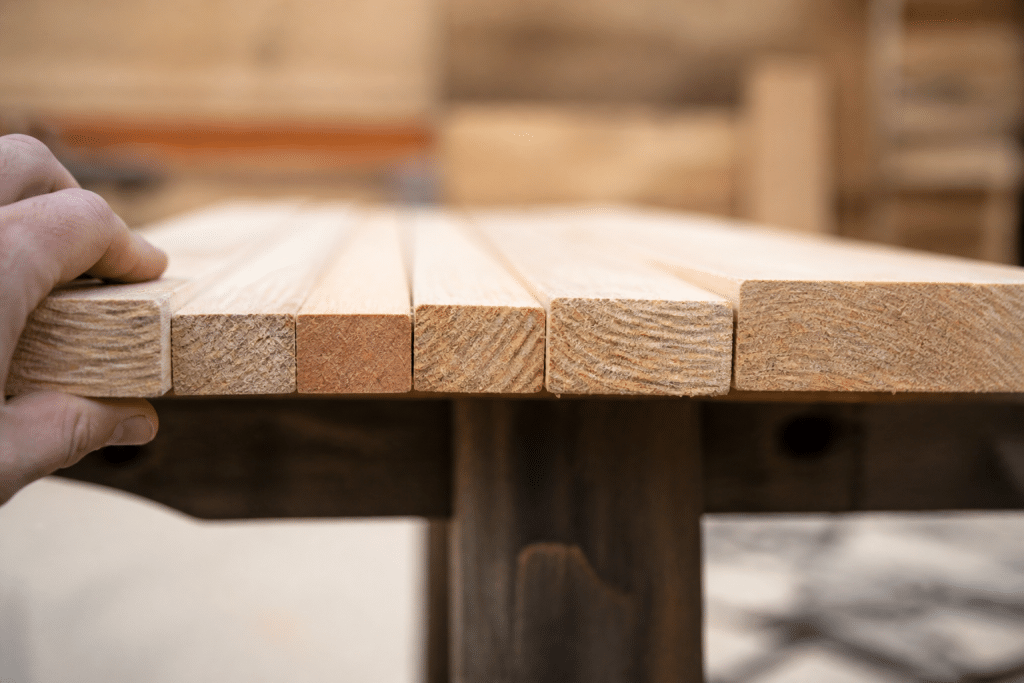 Planches de bois alignees montrant differentes epaisseurs mesurees