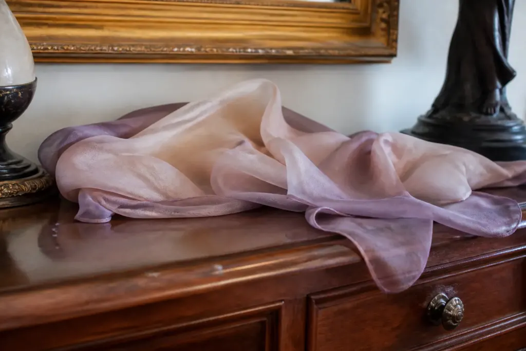 Chiffon imbibe pose sur une commode vernie ancienne