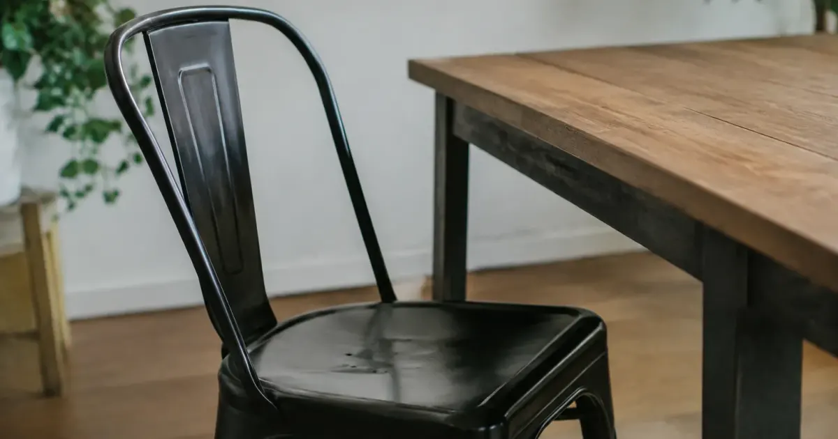 Siege en metal noir pose face a table bois