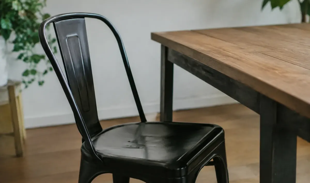 Siege en metal noir pose face a table bois