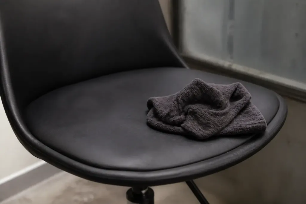 Siege noir mat avec un chiffon sec pose dessus